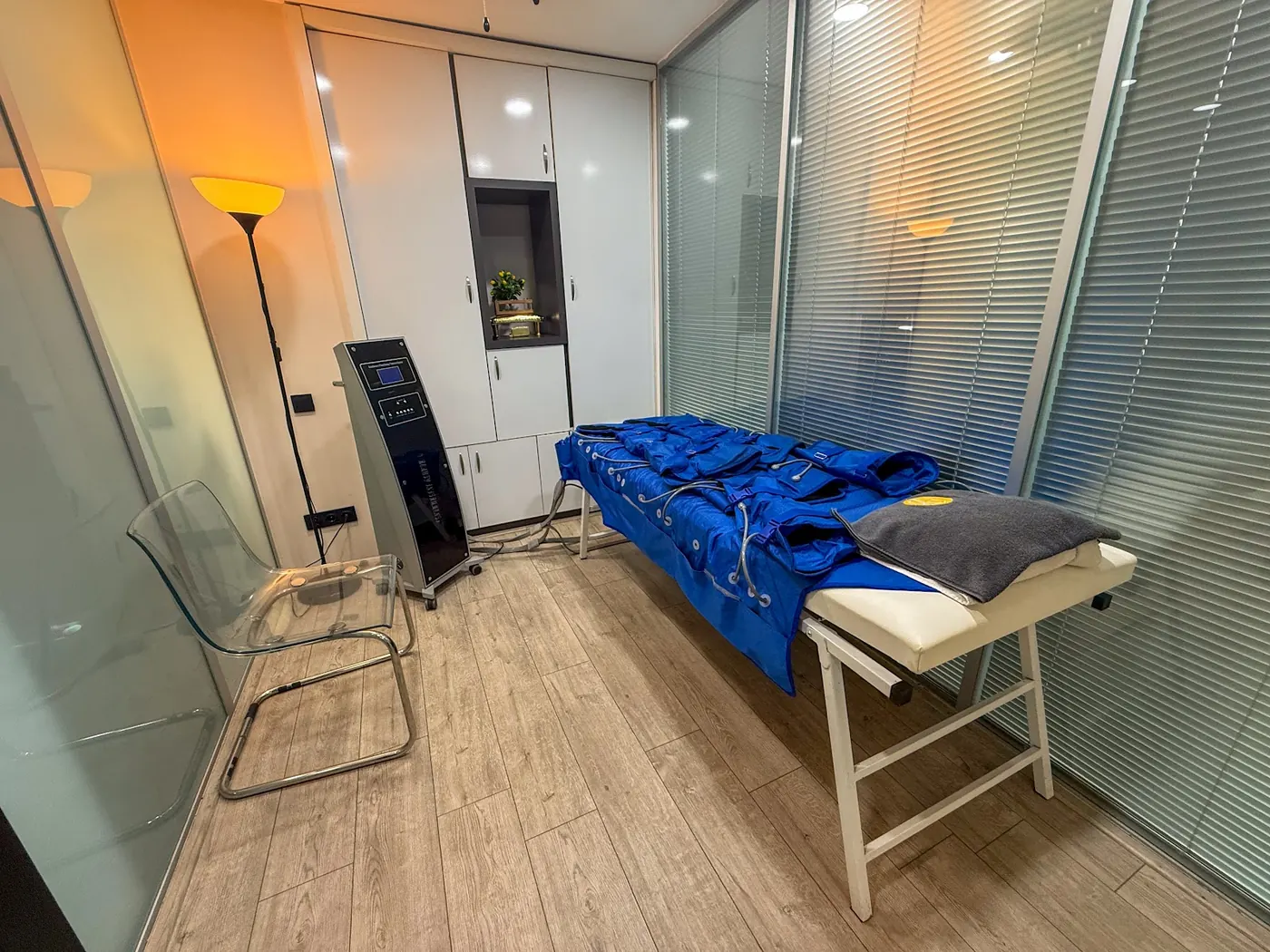 BeautyPlus Kozyatağı'nda presoterapi cihazı ve lenf drenaj giysisinin hazırlandığı bölgesel incelme odası