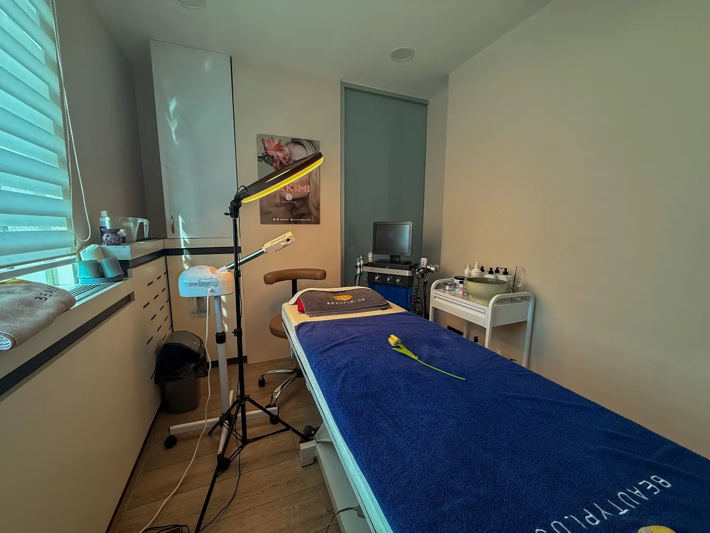 BeautyPlus Kozyatağı'nda buhar makinesi, halka ışık ve cilt bakım cihazı bulunan cilt bakımı odası