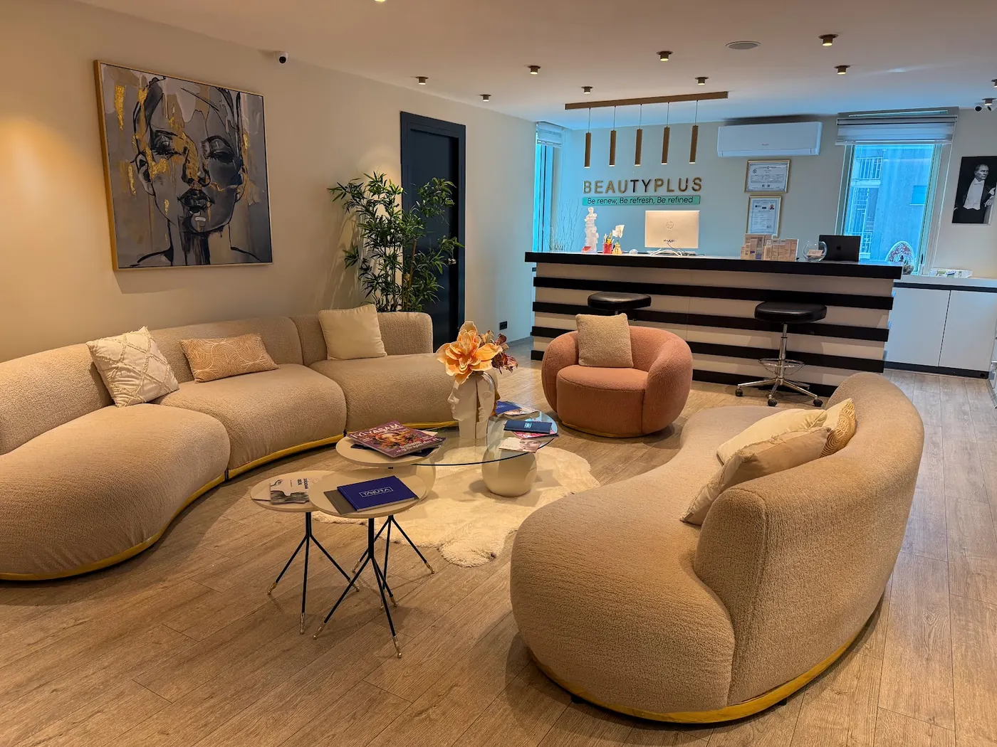 BeautyPlus Güzellik Salonu Kozyatağı: bej koltuklu bekleme salonu ve BeautyPlus logolu resepsiyon