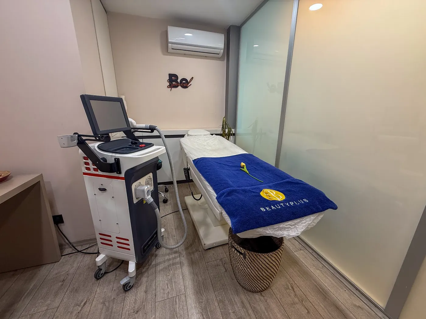 BeautyPlus Kozyatağı'nda diode lazer epilasyon cihazı ve BeautyPlus havlulu uygulama yatağı